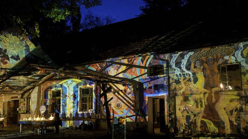 erleuchtete Mühle mit Projektionen